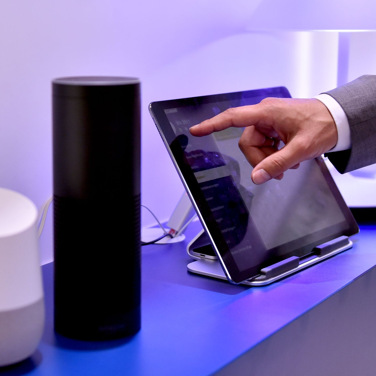 Daten, die etwa Geräte für das «smart Home» sammeln, sollen Nutzerinnen und Nutzern ab Freitag leichter zugänglich gemacht werden. (Symbolbild) - Foto: Britta Pedersen/zb/dpa