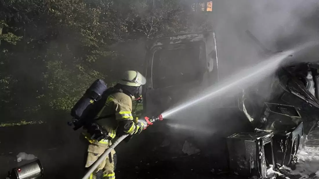 FW-RS: Feuerwehr löscht brennenden LKW - Bild: presseportal.de