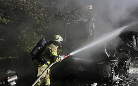 FW-RS: Feuerwehr löscht brennenden LKW - Foto: presseportal.de