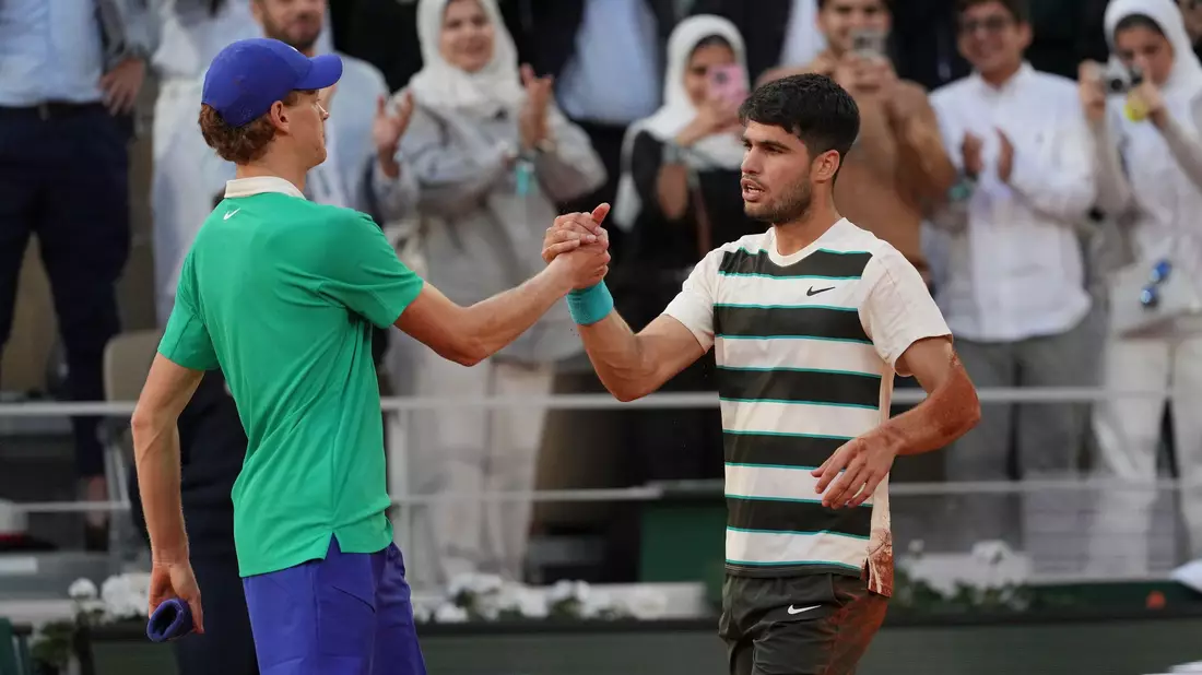 Jannik Sinner (l) und Carlos Alcaraz (r) stehen sich zum dritten Mal nacheinander im Endspiel eines Grand-Slam-Turniers gegenüber. - Bild: Thibault Camus/AP/dpa
