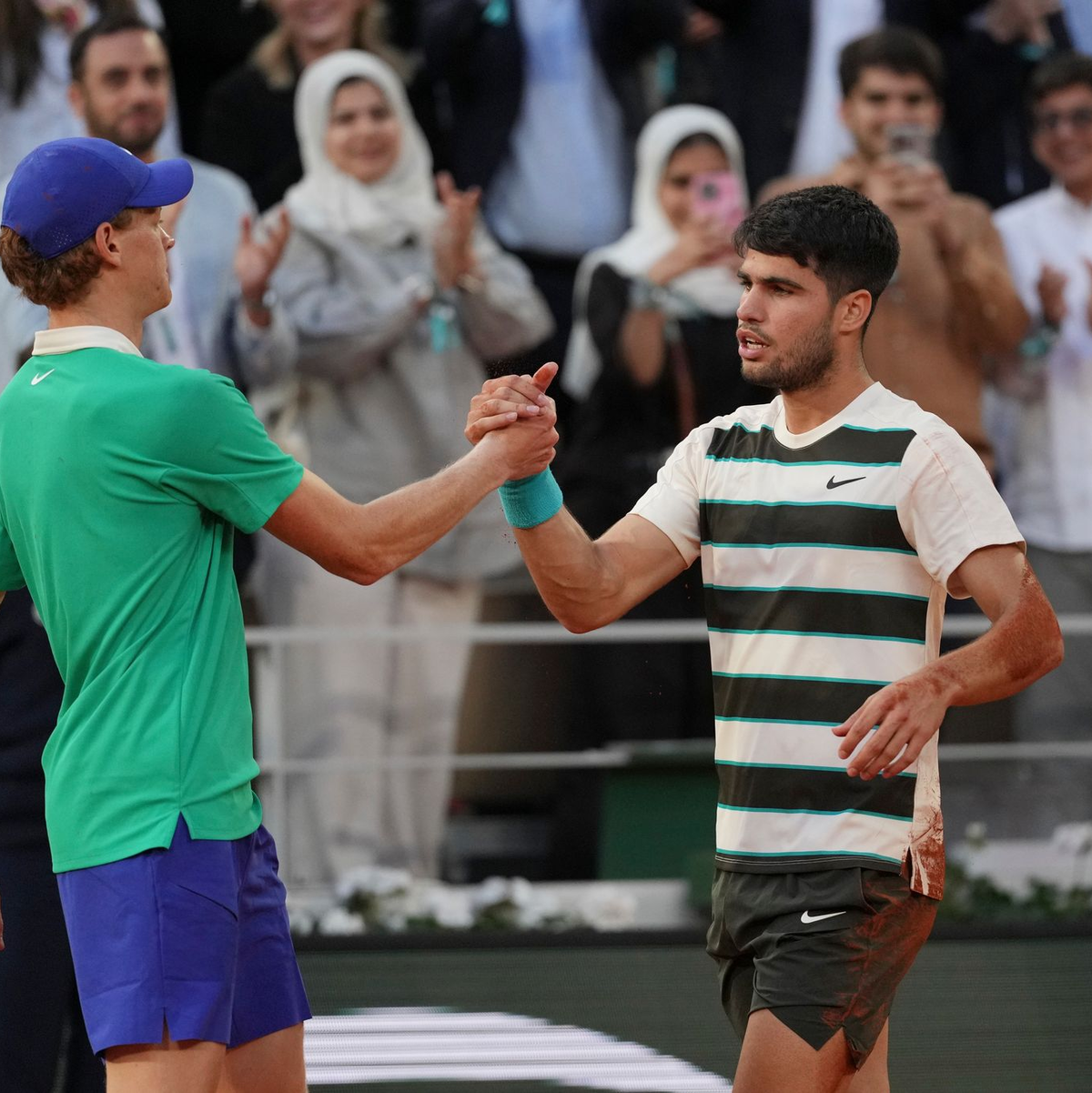 Jannik Sinner (l) und Carlos Alcaraz (r) stehen sich zum dritten Mal nacheinander im Endspiel eines Grand-Slam-Turniers gegenüber. - Foto: Thibault Camus/AP/dpa