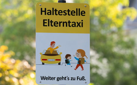 Für Schulen sind die «Elterntaxis» oft eine Herausforderung. (Archivbild) - Foto: Sebastian Kahnert/dpa