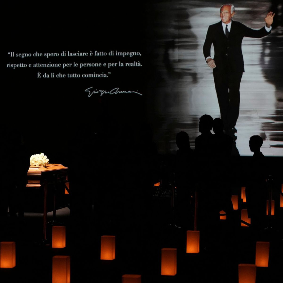 Auf dem Sarg liegt ein Strauß weißer Rosen. - Foto: Antonio Calanni/AP/dpa