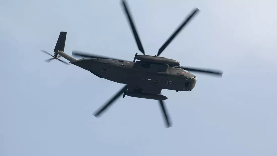 Beim Abseilen vom Hubschrauber verlor der Soldat den Halt. (Symbolbild) - Bild: Robert Michael/dpa