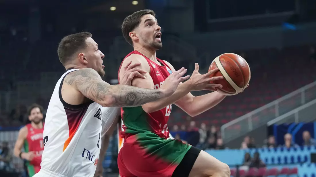 Dennis Schröder und Co. sind sportlich auf Kurs. Probleme bereitet aber das Hotel. - Bild: Sergei Grits/AP/dpa