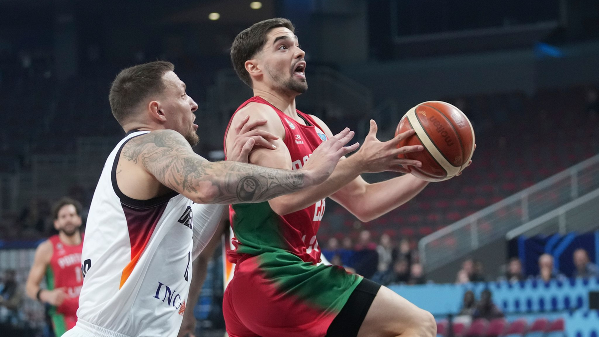 Dennis Schröder und Co. sind sportlich auf Kurs. Probleme bereitet aber das Hotel. - Foto: Sergei Grits/AP/dpa