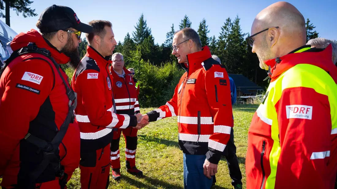 Hoher politischer Besuch bei der DRF Luftrettung / Bundeskanzler Friedrich Merz nimmt am Windentraining der Station Dortmund teil - Bild: presseportal.de