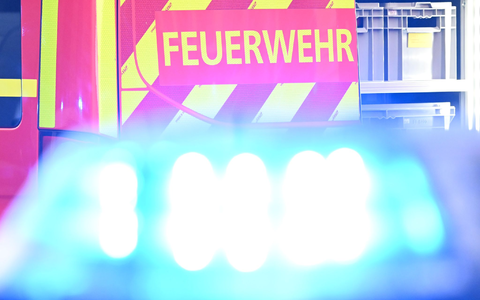 Rettungskräfte sind vor Ort. (Symbolbild) - Foto: Bernd Weißbrod/dpa