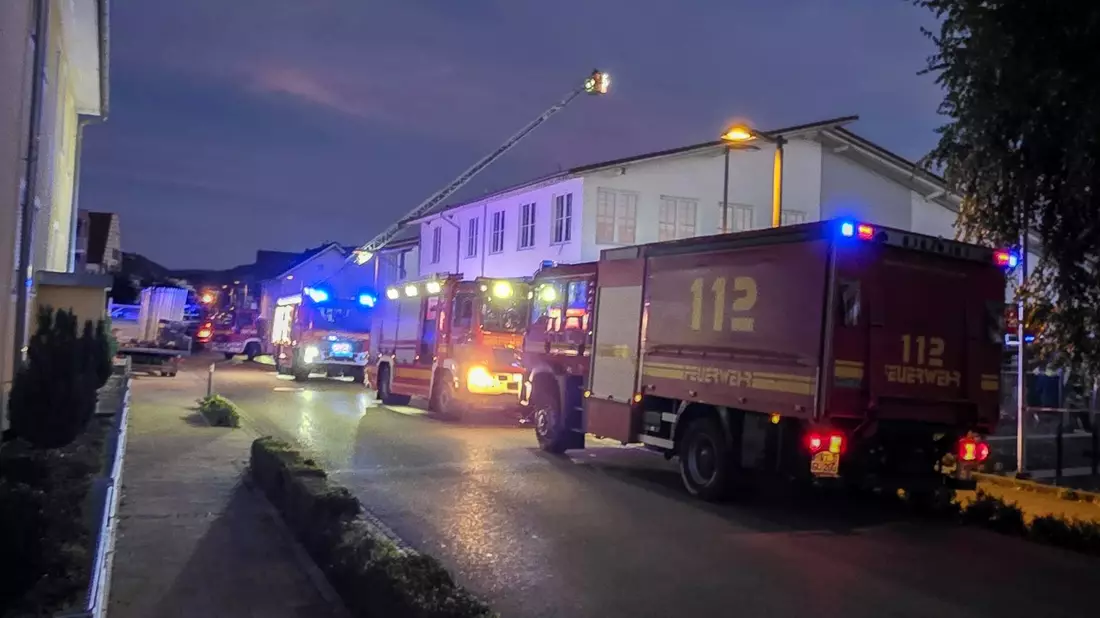 Feuerwehrfahrzeuge stehen vor dem Supermarkt. - Bild: Florian Förster/dpa