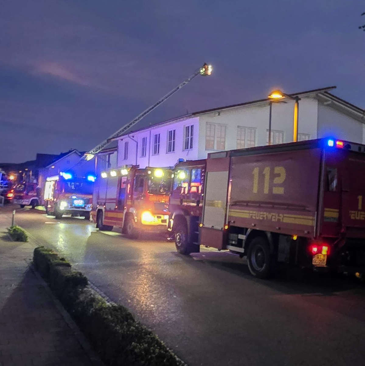 Feuerwehrfahrzeuge stehen vor dem Supermarkt. - Foto: Florian Förster/dpa