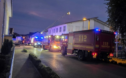 Feuerwehrfahrzeuge stehen vor dem Supermarkt. - Foto: Florian Förster/dpa