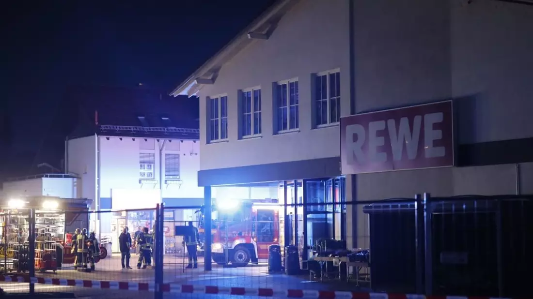Der Supermarkt wird abgesperrt. - Bild: Stein/dpa
