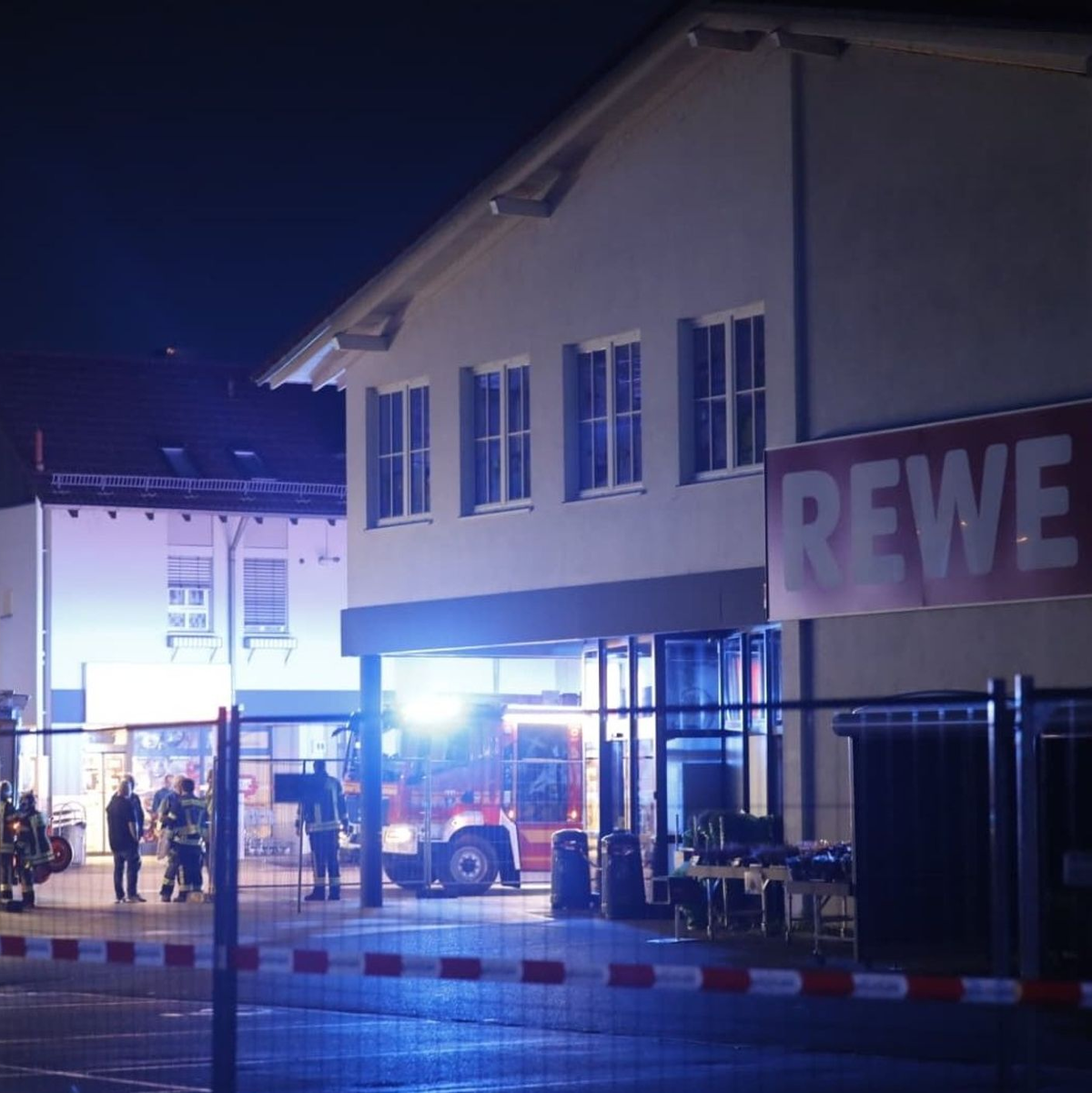 Der Supermarkt wird abgesperrt. - Foto: Stein/dpa