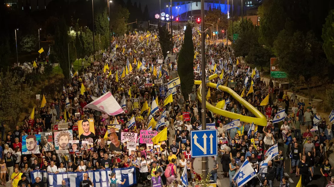 Zigtausende Demonstranten in Jerusalem forderten ein Abkommen zur Beendigung des Krieges. - Bild: Ilia  Yefimovich/dpa