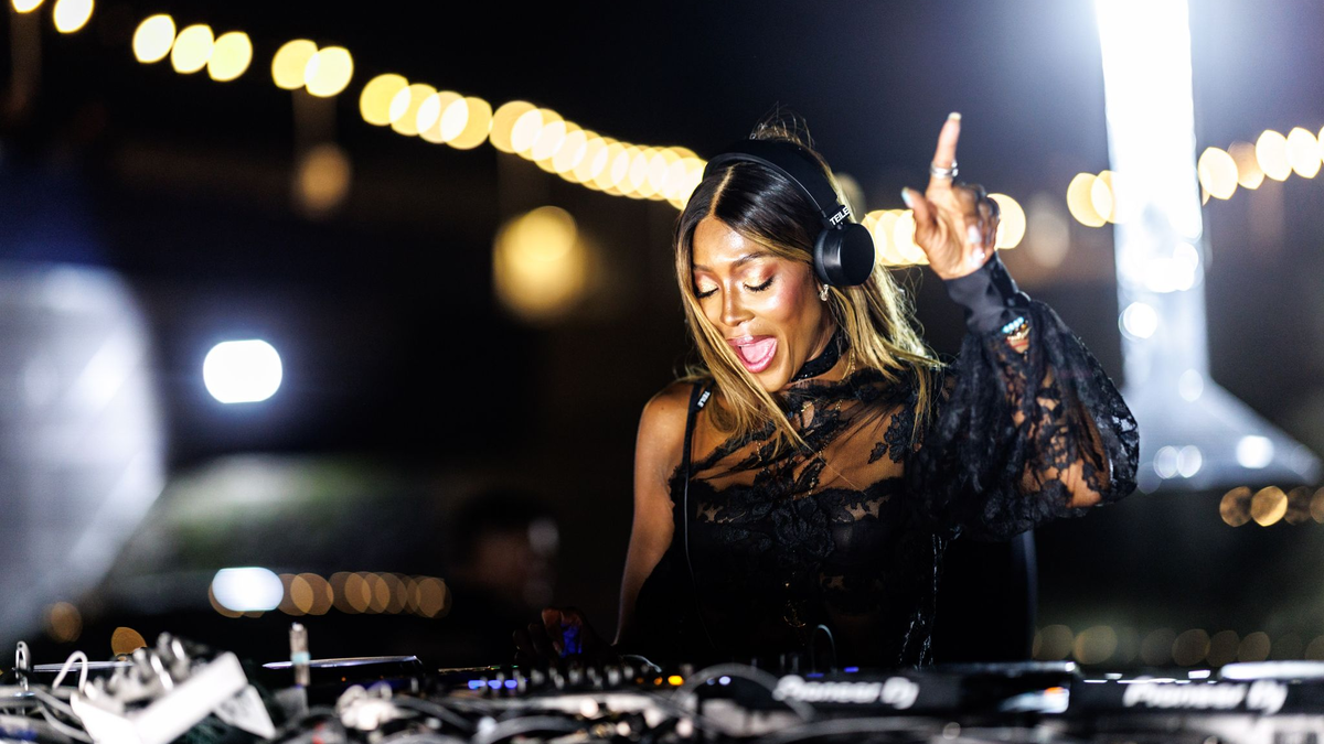 Früher stand sie auf dem Laufsteg, jetzt am DJ-Pult.  - Foto: Matthias Balk/dpa