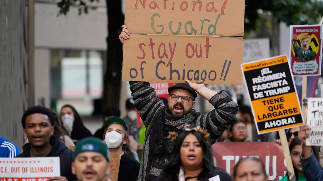 Am Wochenende hatten Menschen in Chicago bereits gegen Trumps Pläne protestiert. - Bild: Carolyn Kaster/AP/dpa