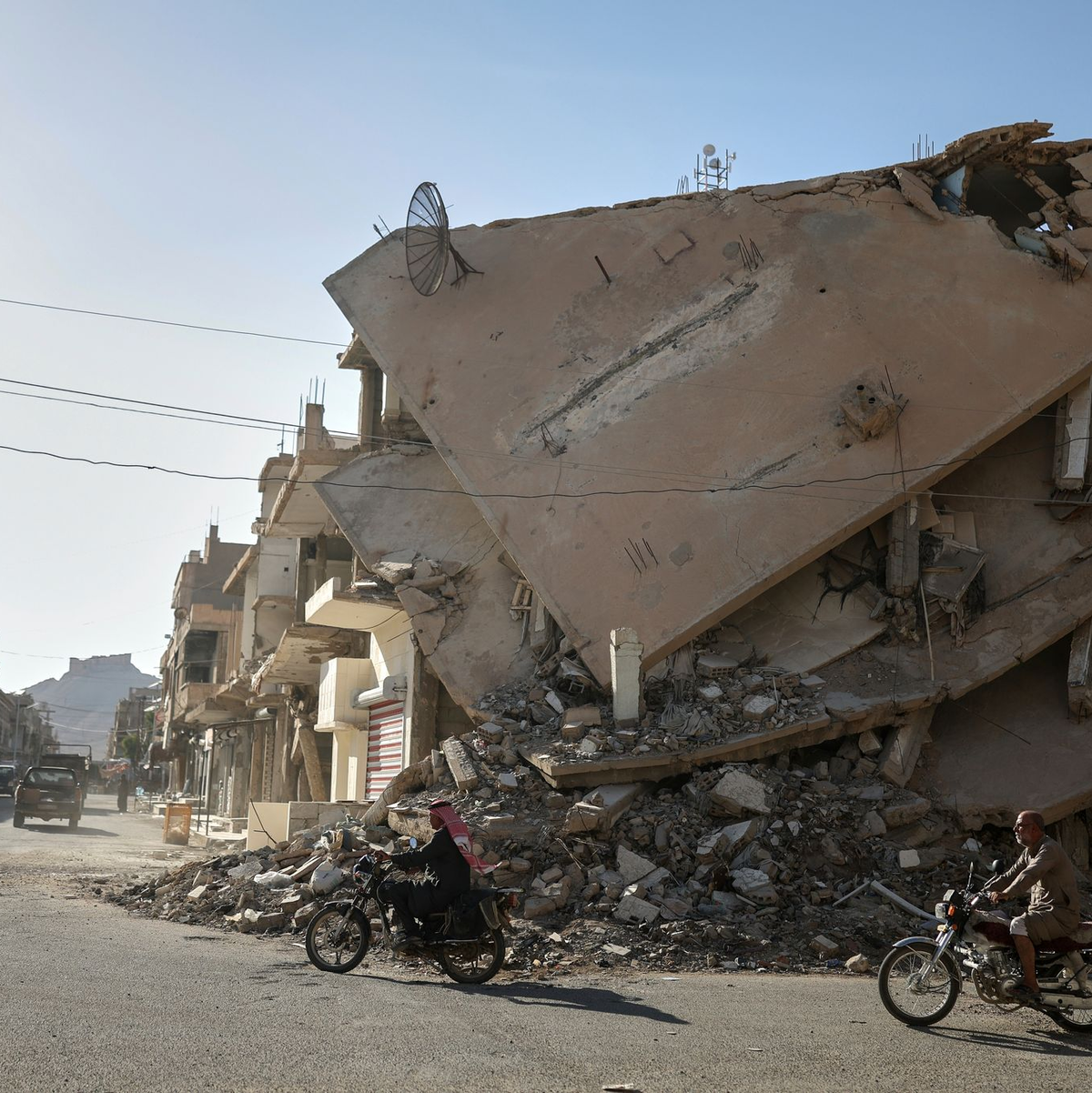 Viele Häuser in Syrien sind im Krieg zerstört worden. Dass jetzt Binnenvertriebene und auch einige Flüchtlinge zurückkehren, sorgt dafür, dass Wohnraum noch knapper wird. (Archivfoto) - Foto: Ghaith Alsayed/AP/dpa