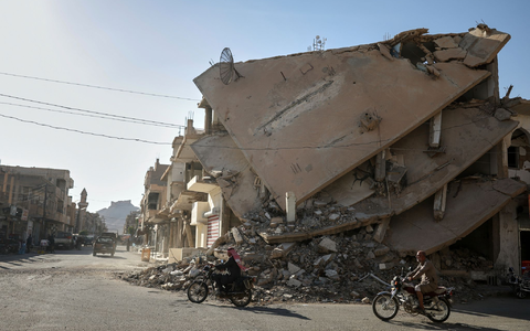 Viele Häuser in Syrien sind im Krieg zerstört worden. Dass jetzt Binnenvertriebene und auch einige Flüchtlinge zurückkehren, sorgt dafür, dass Wohnraum noch knapper wird. (Archivfoto) - Foto: Ghaith Alsayed/AP/dpa