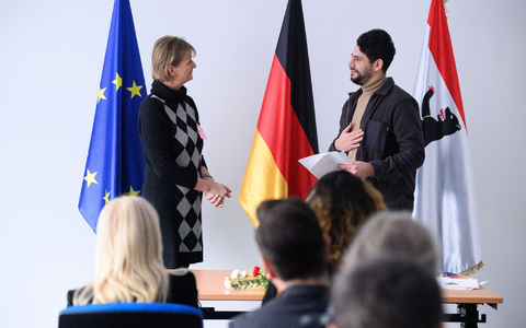 Viele Menschen, die als Flüchtlinge aus Syrien nach Deutschland gekommen sind, erfüllen inzwischen die Voraussetzungen für eine Einbürgerung. (Archivfoto) - Foto: Bernd von Jutrczenka/dpa