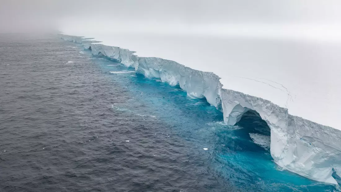 Unter anderem durch Schmelzwasser entstanden höhlenartige Vertiefungen im Eis. - Bild: Ian Strachan/Eyos Expeditions/dpa