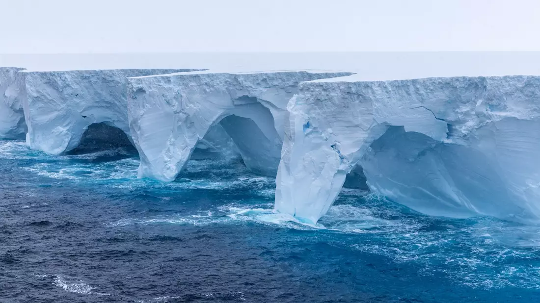 Ein Forscher beschreibt den Eisberg wie «eine Wand von Horizont zu Horizont». - Bild: Richard Sidey/Eyos Expeditions/dpa
