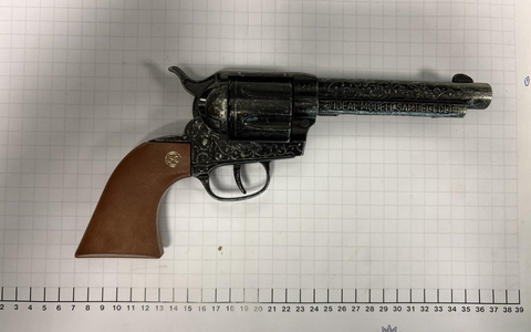 BPOL NRW: Auf dem Weg zur Comicmesse Bundespolizei stellt Anscheinswaffe sicher - Foto: presseportal.de