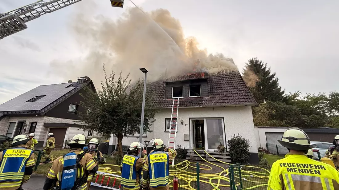FW Menden: Brand eines Einfamilienhauses auf dem Sauerfeld - mehrere Personen mit Rauchgasintoxikation - Bild: presseportal.de