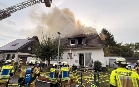 FW Menden: Brand eines Einfamilienhauses auf dem Sauerfeld - mehrere Personen mit Rauchgasintoxikation - Foto: presseportal.de