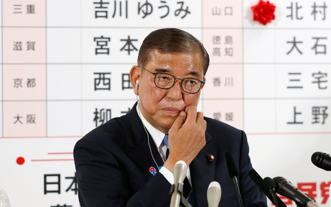 Japans Regierungschef Ishiba stand nach Wahlschlappen in seiner eigenen Partei in der Kritik. (Archivbild) - Foto: Franck Robichon/Pool EPA/AP/dpa