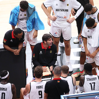 Alex Mumbru (l) und sein Assistent Alan Ibrahimagic. - Foto: Matthias Stickel/dpa
