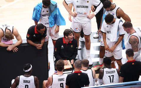 Alex Mumbru (l) und sein Assistent Alan Ibrahimagic. - Foto: Matthias Stickel/dpa
