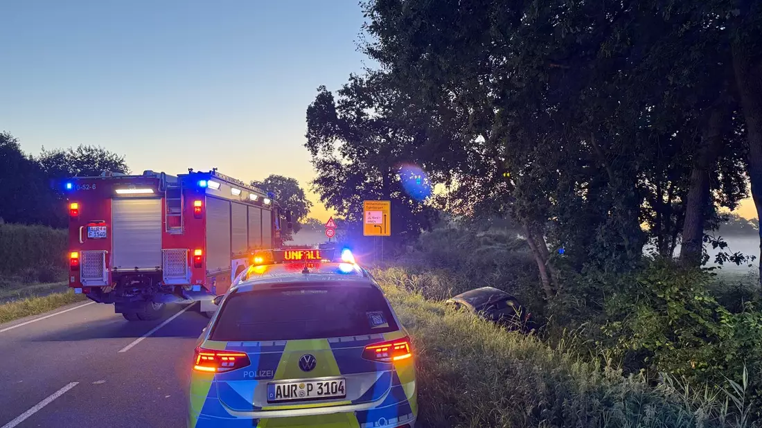 FW-AUR: Wagen von Bundesstraße in Graben gefahren - Bild: presseportal.de