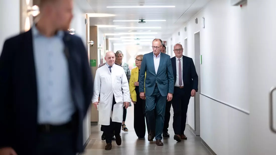Die Finanzierung des Gesundheitssystems war auch Thema beim Besuch von Bundeskanzler Merz im Alfried-Krupp-Krankenhaus in Essen.  - Bild: Fabian Strauch/dpa