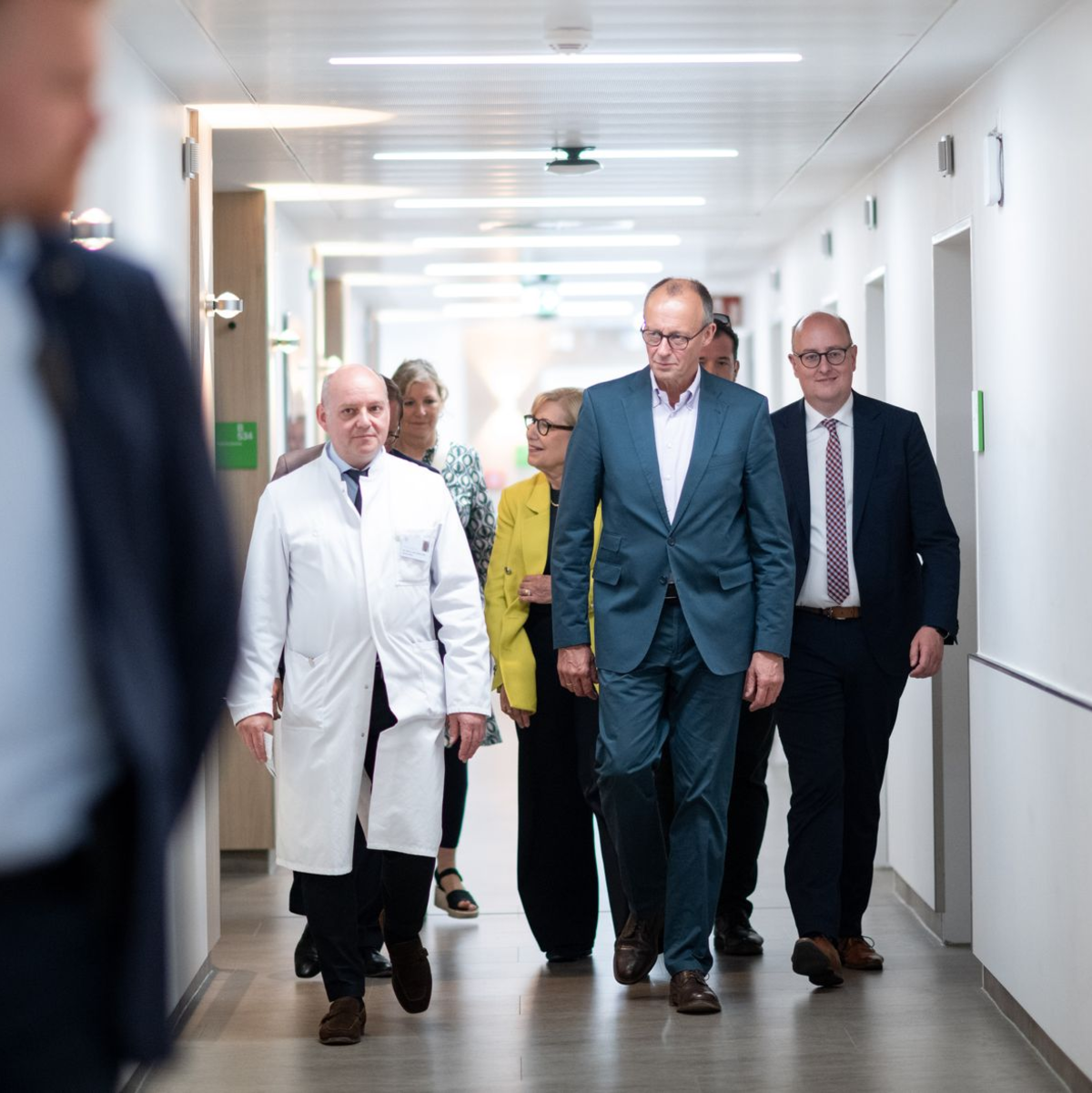 Die Finanzierung des Gesundheitssystems war auch Thema beim Besuch von Bundeskanzler Merz im Alfried-Krupp-Krankenhaus in Essen.  - Foto: Fabian Strauch/dpa