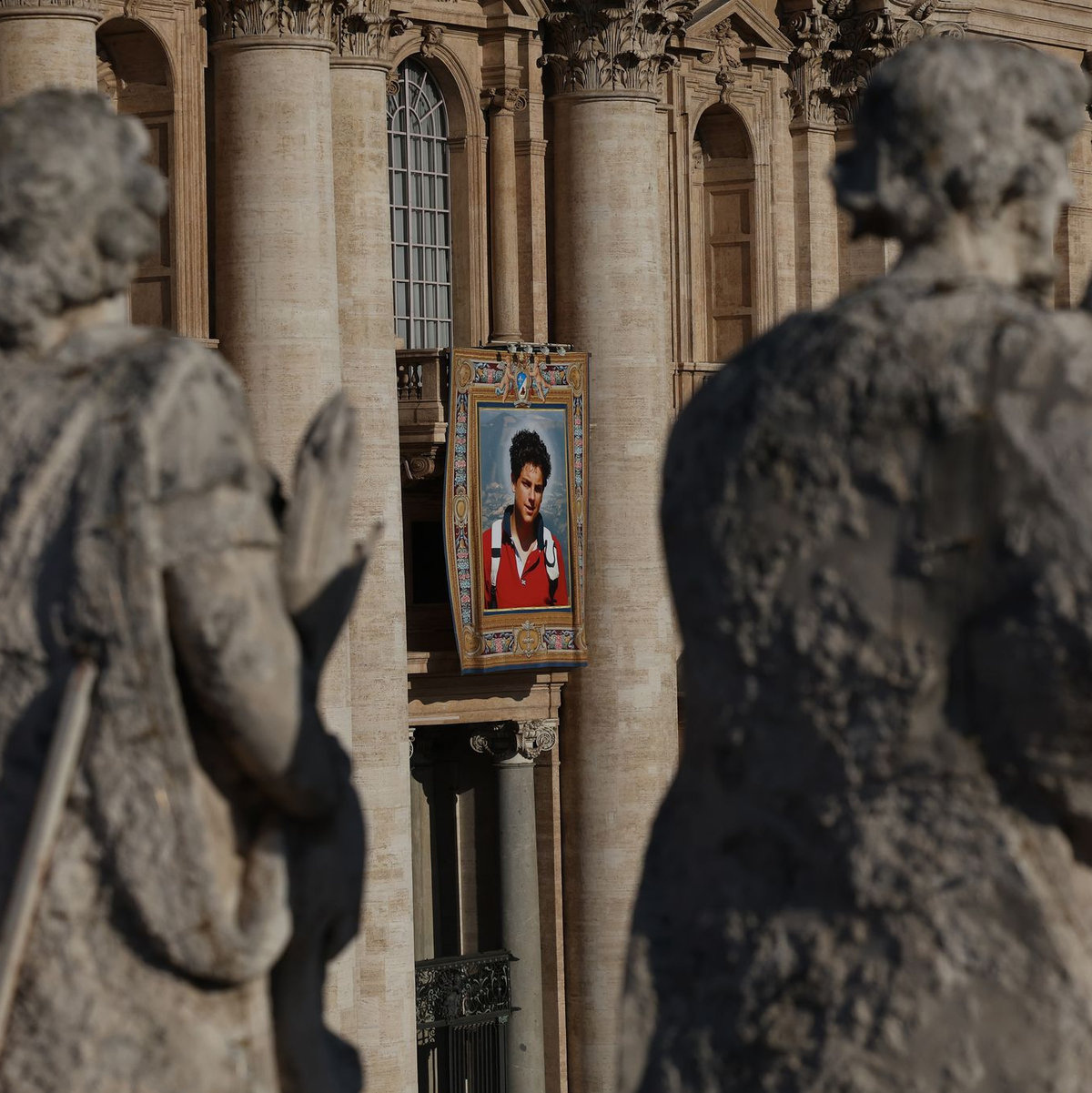 Am Petersdom hängt ein überlebensgroßes Bild des neuen Heiligen. - Foto: Marco Iacobucci/IPA via ZUMA Press/dpa