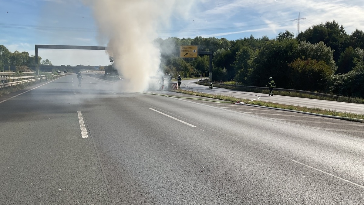 FW-DO: Wohnwagengespann brennt auf Autobahn A2 - Foto: presseportal.de