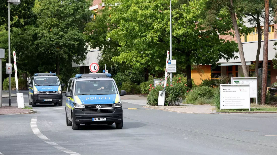 Am Morgen wurde der Mann zurück in die Psychiatrie gebracht. - Bild: Daniel Löb/dpa
