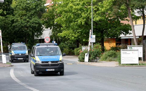 Am Morgen wurde der Mann zurück in die Psychiatrie gebracht. - Foto: Daniel Löb/dpa