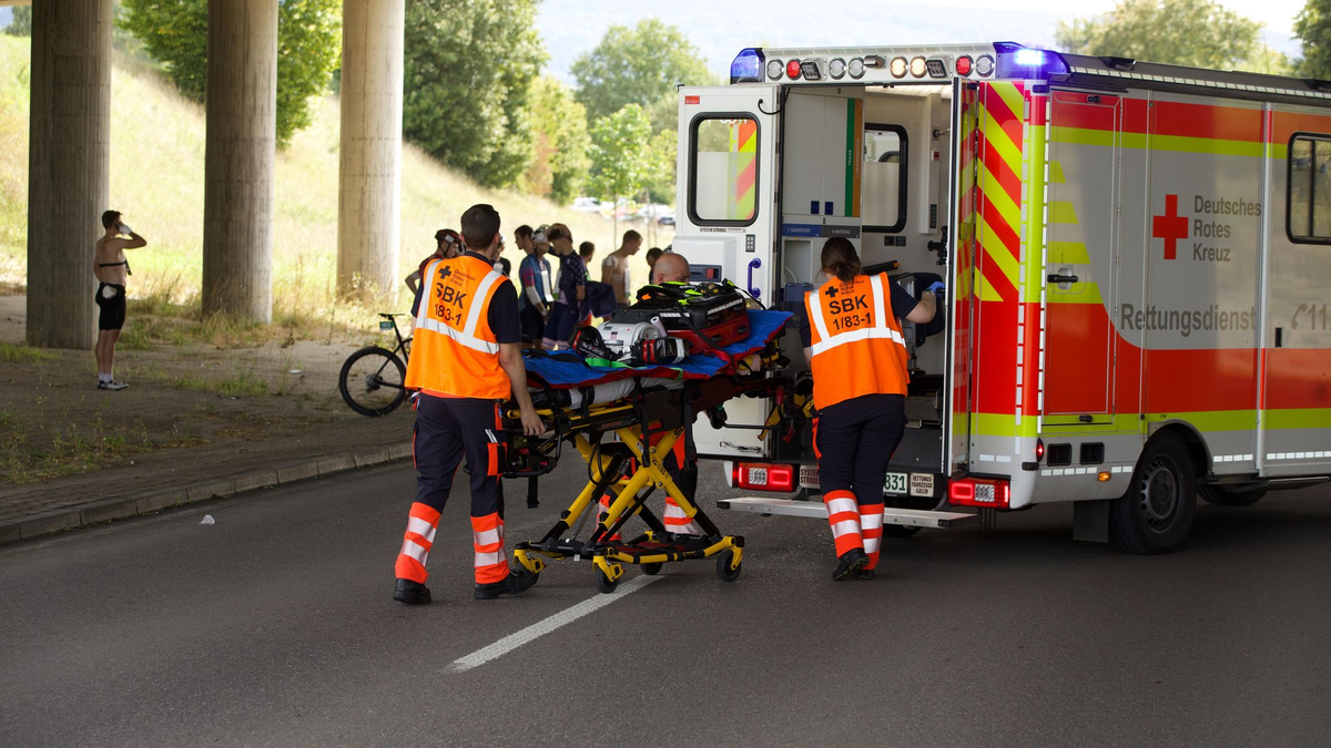 Eine Radrennveranstaltung ist nach Stürzen vieler Teilnehmer abgebrochen worden. - Foto: Andreas Maier/dpa