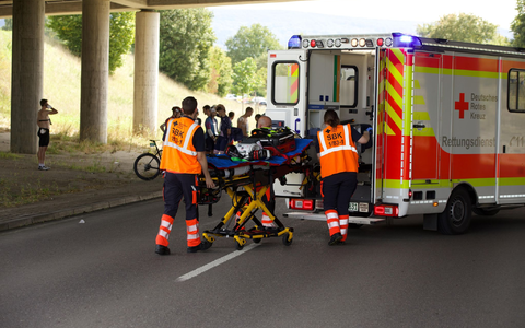 Eine Radrennveranstaltung ist nach Stürzen vieler Teilnehmer abgebrochen worden. - Foto: Andreas Maier/dpa