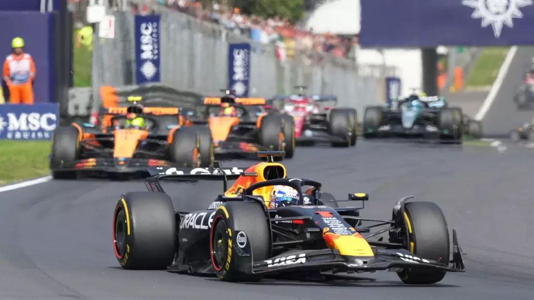 Nach seinem Manöver beim Start gab Verstappen kurz die Führung wieder her.  - Bild: Antonio Calanni/AP/dpa