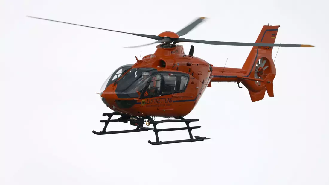 Auch zwei Rettungshubschrauber waren an der Unfallstelle im Einsatz. (Symbolbild) - Bild: Oliver Berg/dpa