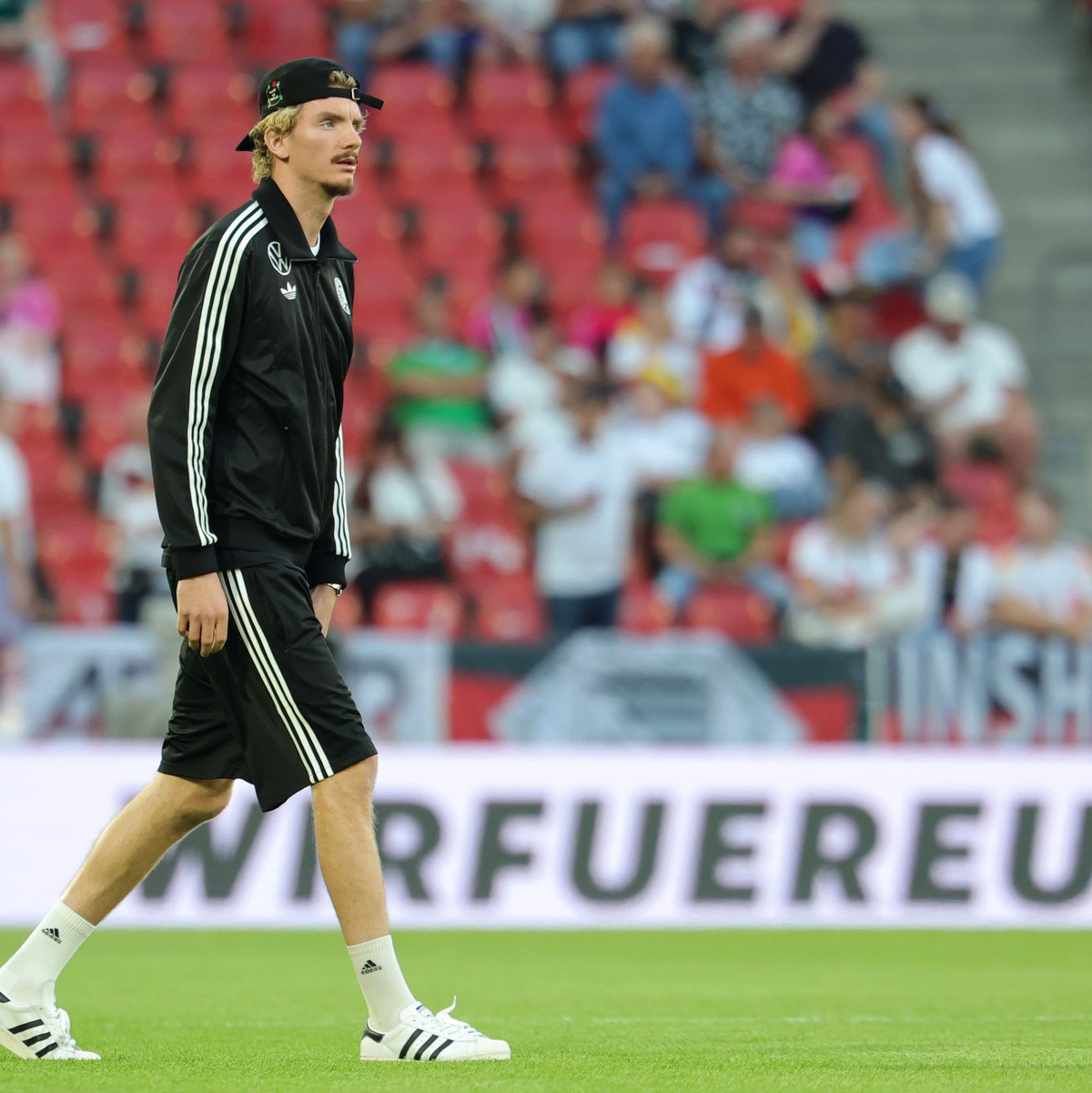 Mats Hummels (m) wurde vor dem Anpfiff geehrt - Foto: Rolf Vennenbernd/dpa