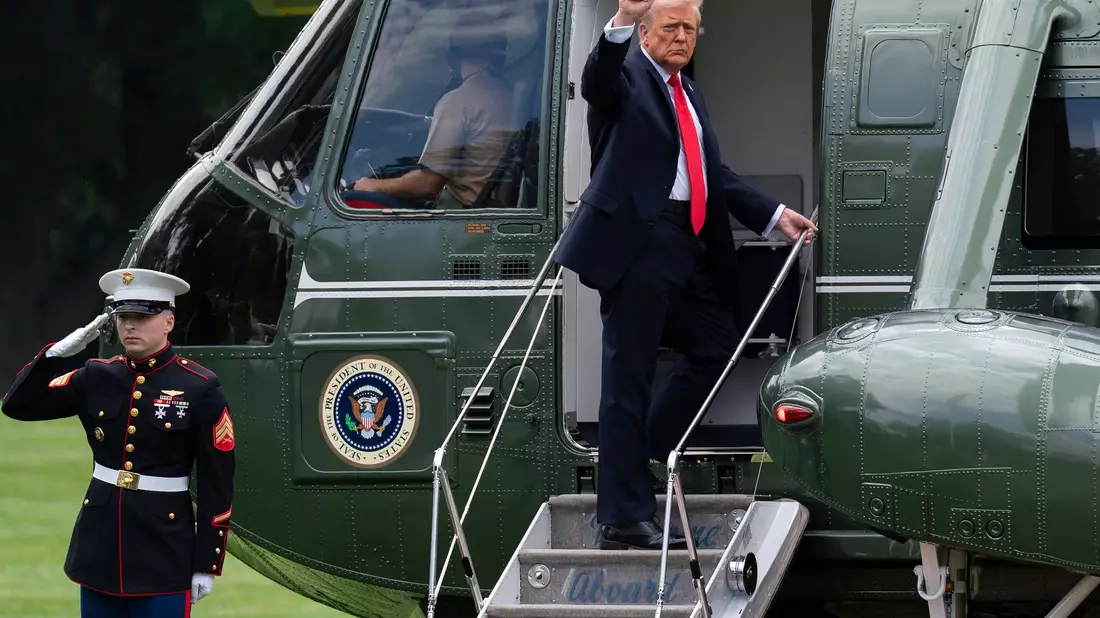 US-Präsident Donald Trump flog zum Finale der US Open nach New York. - Bild: Jose Luis Magana/FR159526 AP/AP/dpa