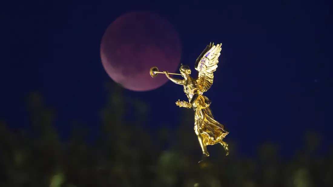 Eine Mondfinsternis kann es nur bei Vollmond geben. - Bild: Robert Michael/dpa