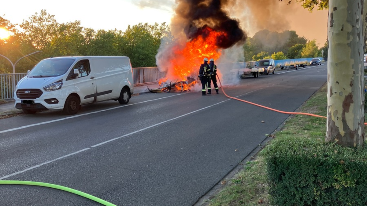 FW-MH: Wohnwagen brennt in voller Ausdehnung - Foto: presseportal.de