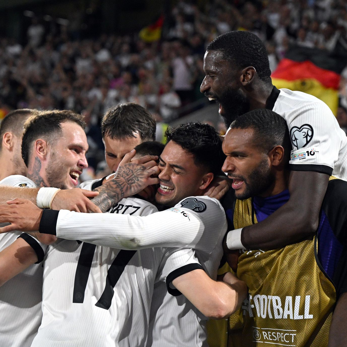 Florian Wirtz jubelt nach seinem Freistoßtor.  - Foto: Federico Gambarini/dpa