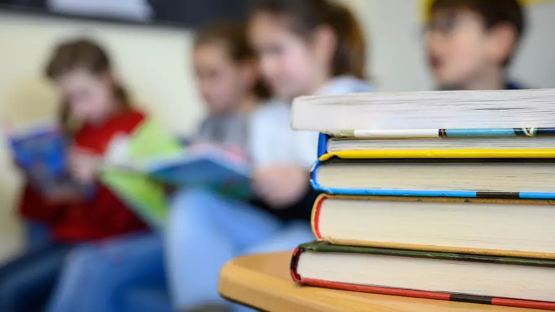 Längst nicht alle Kinder können nach der Grundschule gut lesen. (Symbolbild) - Bild: Sebastian Gollnow/dpa