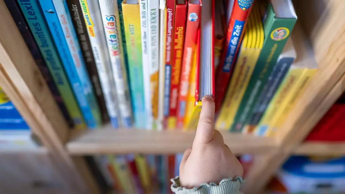 Die Stiftung Lesen bietet kostenfreie Materialien und Projekte zum Lesen und Vorlesen für Kinder. (Symbolbild) - Bild: Hendrik Schmidt/dpa