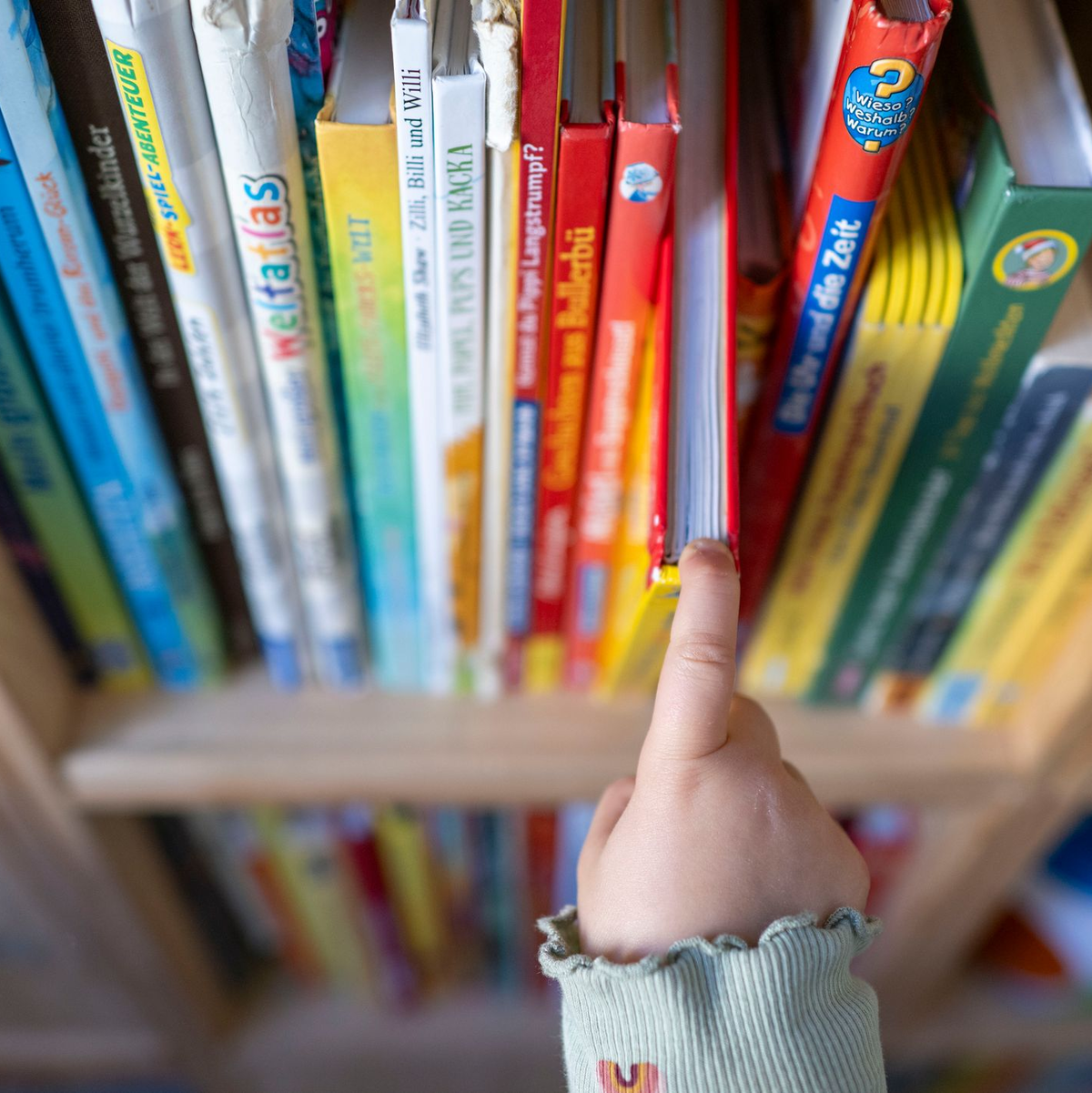 Die Stiftung Lesen bietet kostenfreie Materialien und Projekte zum Lesen und Vorlesen für Kinder. (Symbolbild) - Foto: Hendrik Schmidt/dpa